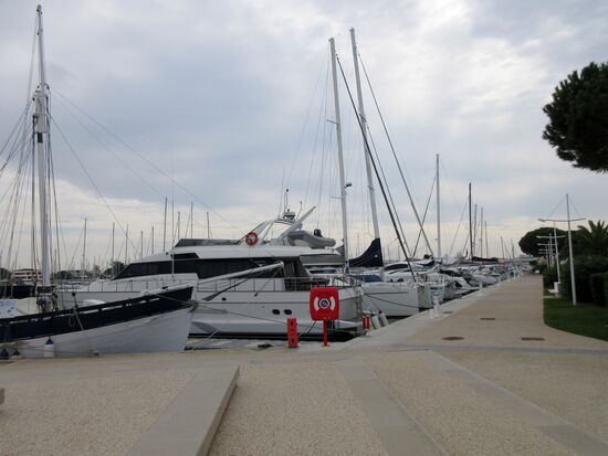 Promenade und Yachten - menschenleer
