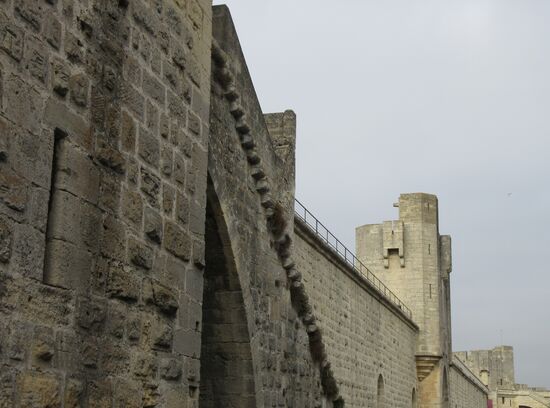 Die mächtige Stadtmauer