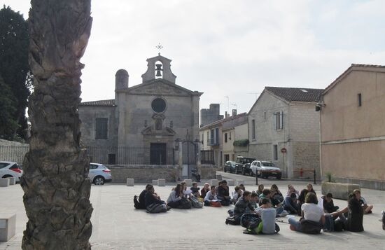 Schulklasse vor der Barockkirche