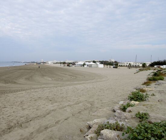 Ein schöner breiter Sandstrand