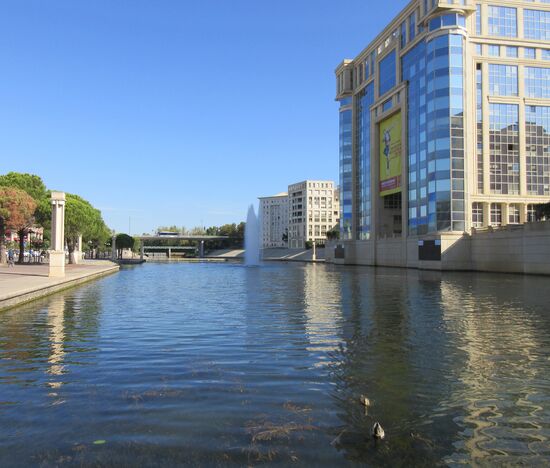 Der Fluss Le Lez und das Gebäude der Regionalregierung