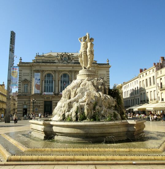 Comédie und Brunnen "Trois Grâces"