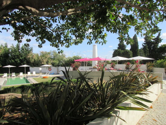 Grosszügige Ausenanlagen