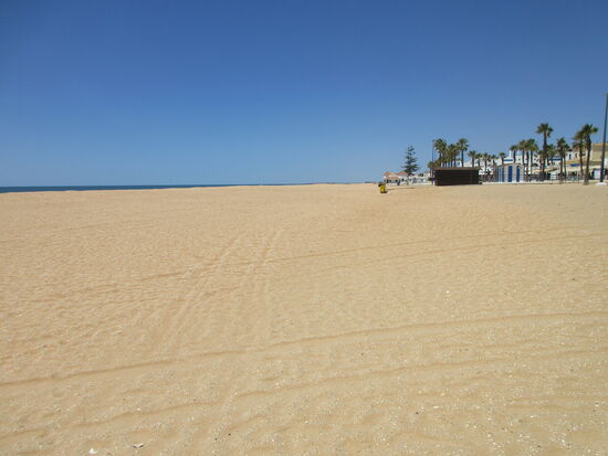 Schöner langer Sandstrand ohne Schatten