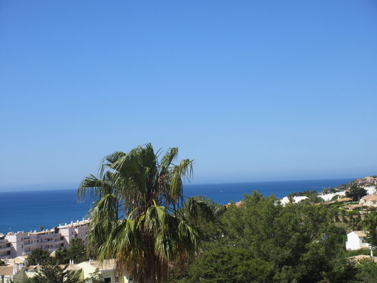 Blick auf den Ort und das Meer