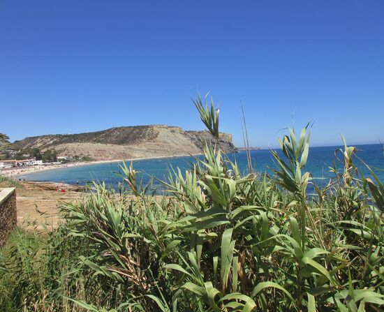 Blick von der Promenade aufs Meer und den Rocha Negra