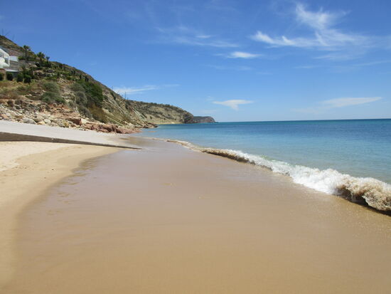 Der Strand wird begrenzt von den steilen Feslwänden