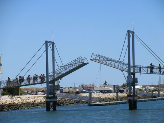Die Fussgänger-Zugbrücke über den Bensafrim Fluss