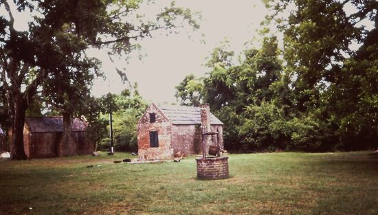 Sklavenunterkünfte und Ziehbrunnen