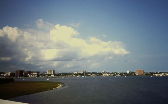 Hinten rechts liegt das Sheraton