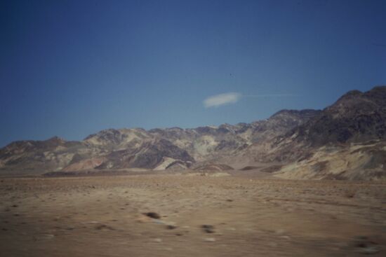 Blauer Himmel und im Hintergrund die Berge