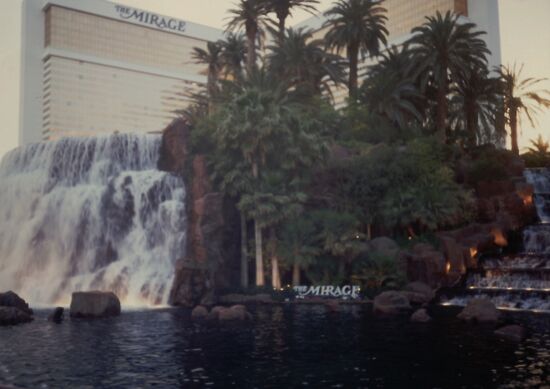 Der Wasserfall beim Mirage - am Tage