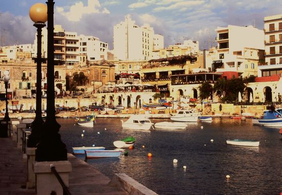 Blick auf die Restaurants an der Spinola Bay