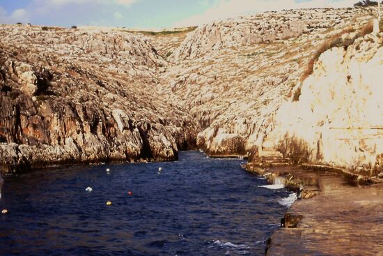 Einfahrt zur Blauen Grotte