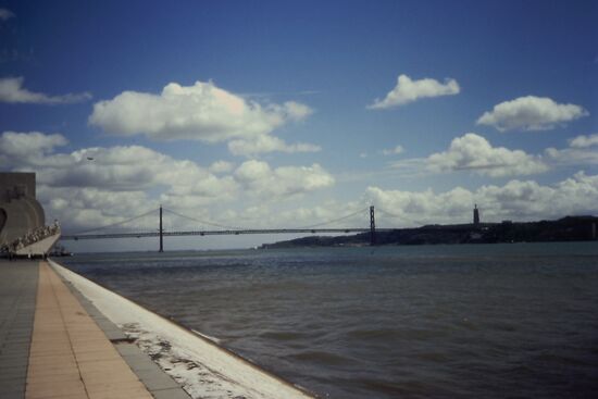 Der Tejo mit Ponte 25 de Abrie und links das Entdeckermonumentl