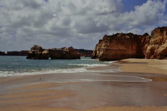 Der wunderschöne Strand mit den Felsformationen