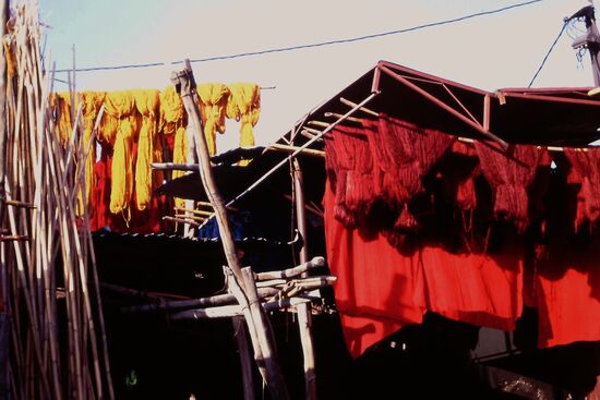 Gefärbte Stoffe werden zum Trocknen aufgehangen