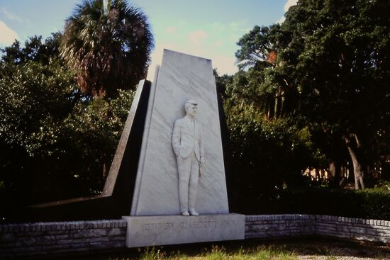 Kennedy- Denkmal am Haupteingang der Universität