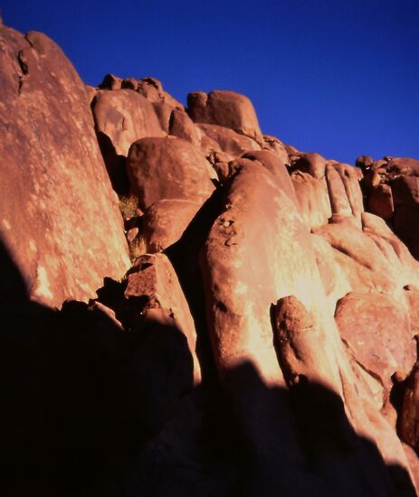 Die Felsen leuchten in der Morgensonne