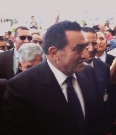 Präsident Mubarak mischt sich unter das Volk...