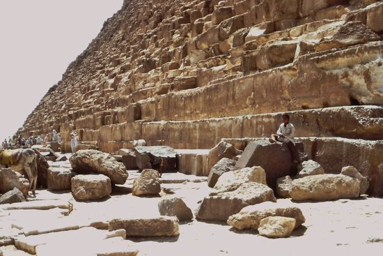 Am Fuss der Pyramide