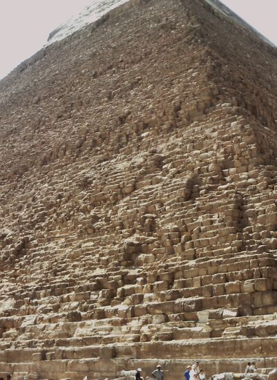 Wie klein ist der Mensch neben der Pyramide