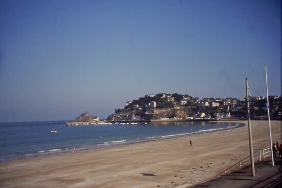 Der schöne Strand und die Promenade