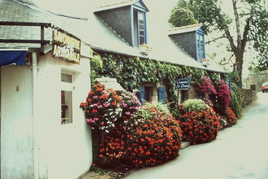 Creperie mit Blumenschmuck