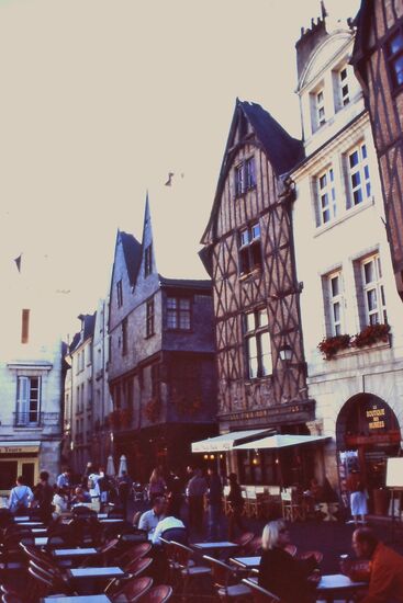 Gasse mit vielen Restaurants