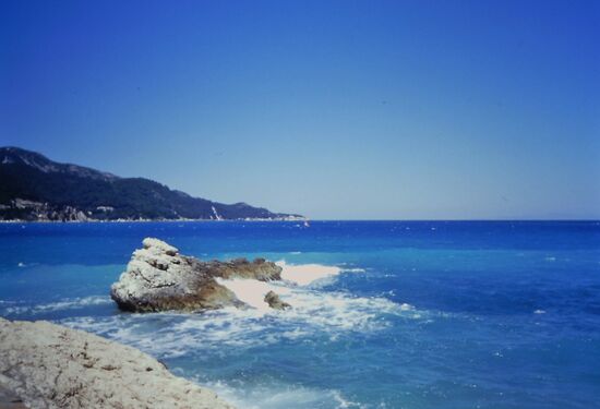 Blau sind Himmel und Meer bei dem schönen Wetter