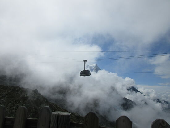 Die Seilbahn fährt in die Wolkendecke