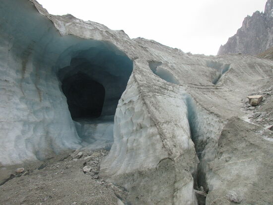 Der Gletscher mit einem Tunnel