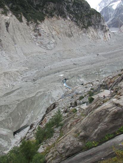 Blick zurück auf die Eishöhle beim Weg nach oben