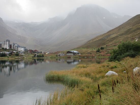 Der kleine See von Tignes auf 2000 m Höhe