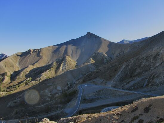 Die Strasse windet sich in Serpentinen hoch