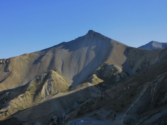 Im Gegenlicht sehen die Berge dunkel asu