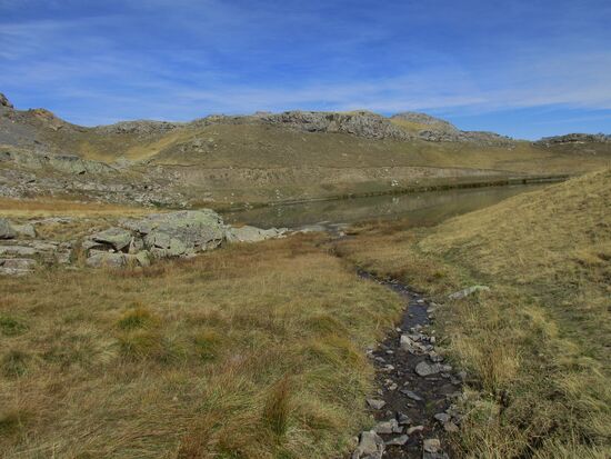 Ein kleiner Bach fliesst in den See
