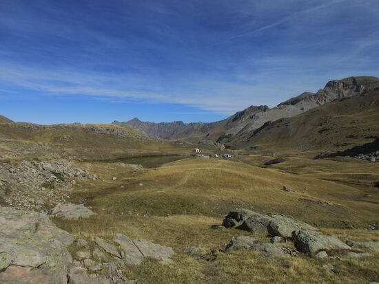 Blick auf den kleinen See und die Bergmatten