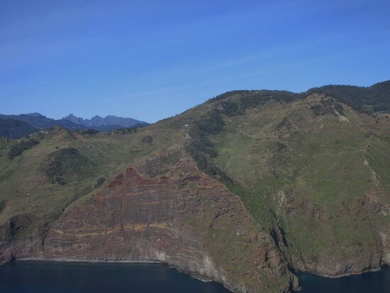 Die Steilküste beim Anflug