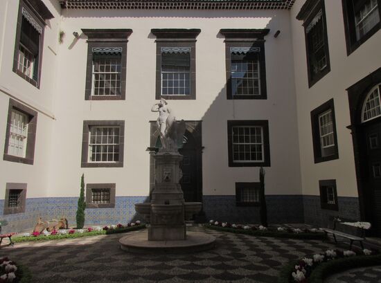 Marmorstatue "Leda und der Schwan" im Innenhof