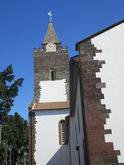 Turm der Kathedrale mit Uhr
