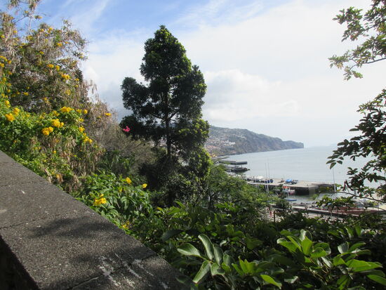 Blick auf Hafen und Meer