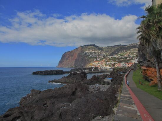 Die Promenade und im Hintergrund Cabo Grao