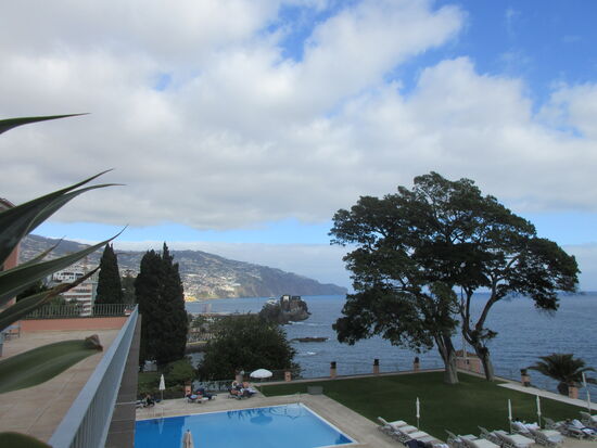 Der Pool mit den alten Bäumen