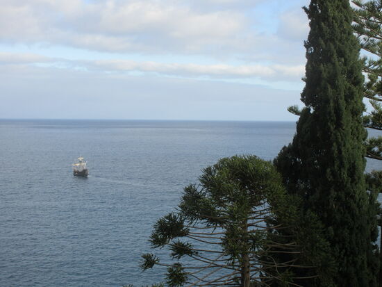 Blick vom Garten aufs Meer