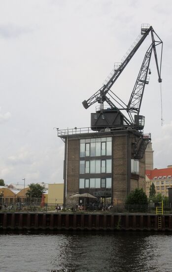Ein Café befindet sich im Kranturm