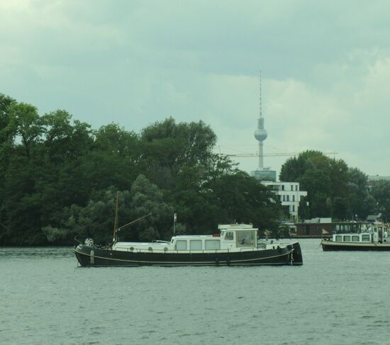 Blick von der Spree auf den Fernsehturm