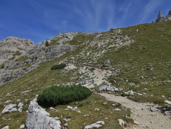 Zunächst steil bergab...
