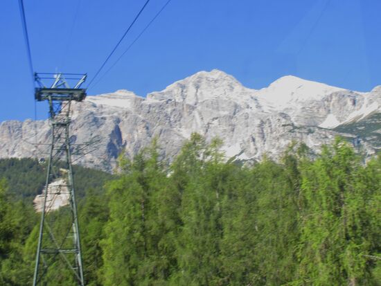Blick aus der Gondel auf das Tofana-Massiv