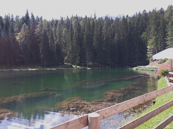 Blick auf den See mit smaragdgrünem Wasser